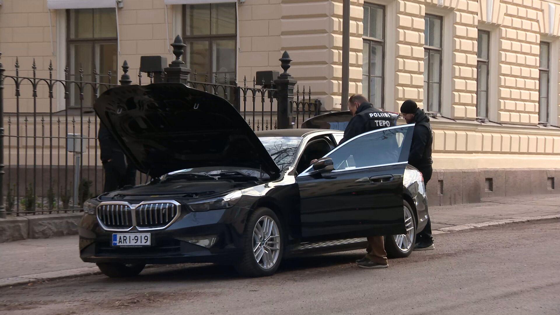 Pommiryhmä tarkastamassa autoa Hotel Marian edessä.