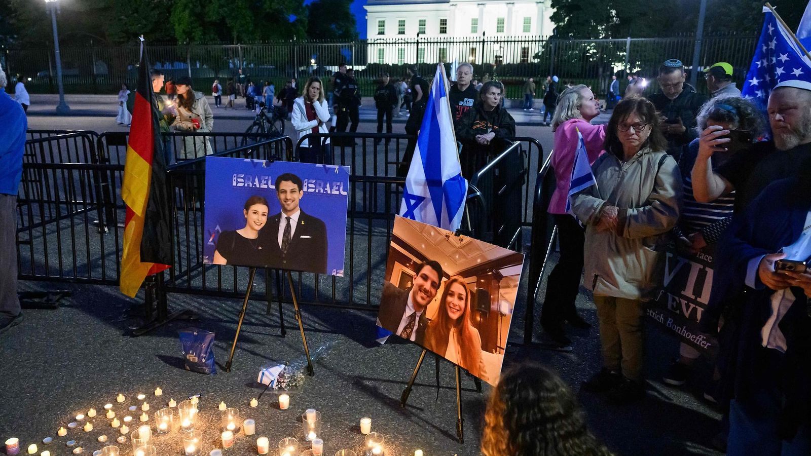 Ihmiset osallistuvat kynttilänvalossa järjestettyyn muistotilaisuuteen Valkoista taloa vastapäätä sijaitsevalla Lafayette Square -aukiolla Washingtonissa 22. toukokuuta 2025.